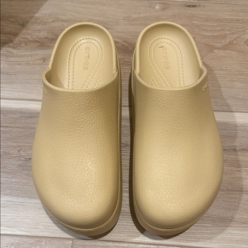 CROCS Dylan Clog Wheat Size W6
